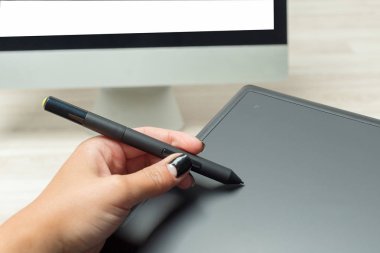 El stilus ve tablet grafik tasarımcı çalışma