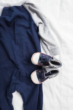 Bebek Çocuk giyimi beyaz arka plan üzerinde