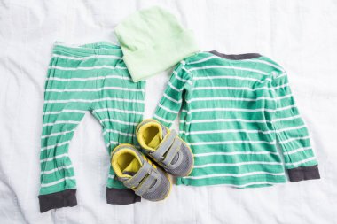 Bebek Çocuk giyimi beyaz arka plan üzerinde