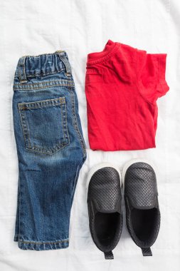 Bebek Çocuk giyimi beyaz arka plan üzerinde