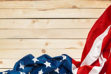 Amerikan bayrağı rustik ahşap arka plan üzerinde yalan