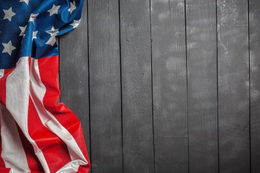 Amerikan bayrağı rustik ahşap arka plan üzerinde yalan