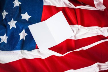 Amerikan bayrağı ve boş kağıt