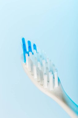 diş fırçasının mavi zemin üzerine yakın çekim