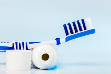 diş fırçasının mavi zemin üzerine yakın çekim