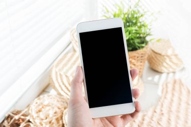 modern smartphone ile boş bir siyah ekran