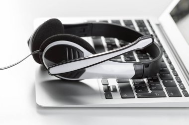 Merkezi Destek kavramı ara. klavye bilgisayar dizüstü bilgisayarda kulaklık