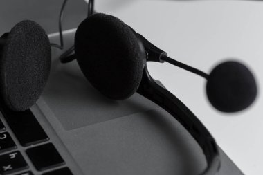 Merkezi Destek kavramı ara. klavye bilgisayar dizüstü bilgisayarda kulaklık