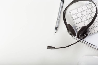 klavye bilgisayar dizüstü bilgisayarda kulaklık