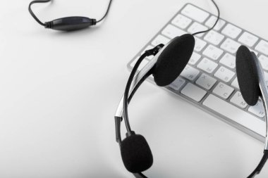 klavye bilgisayar dizüstü bilgisayarda kulaklık