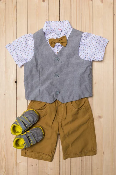 Дитячий Одяг Хлопчиків Дерев Яному Фоні — стокове фото