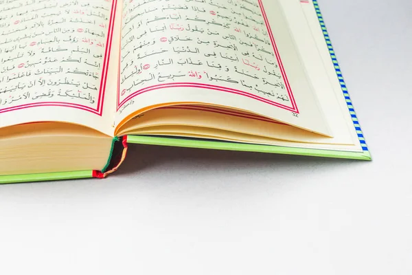 Closeup Της Ισλαμικής Βιβλίο Holy Quran — Φωτογραφία Αρχείου