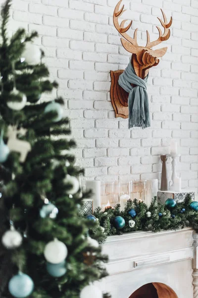 室内装饰木质圣诞麋鹿带围巾 — 图库照片