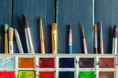 Resim yapmak için suluboya boya ve fırça seti 