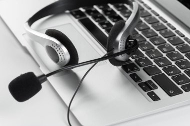 Merkezi Destek kavramı ara. klavye bilgisayar dizüstü bilgisayarda kulaklık