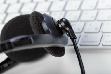 klavye bilgisayar dizüstü bilgisayarda kulaklık