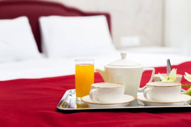 Otel odasında, yatakta kahvaltı.