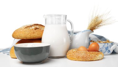 Masanın üzerinde süt ve ekmek kadar yakın