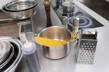 Metal bir lokanta mutfağı yemekleri