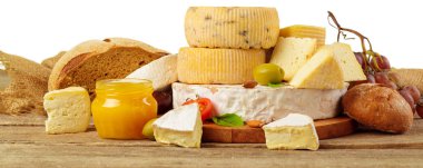 ahşap masa üzerinde peynir, yakın çekim