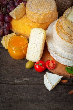 ahşap masa üzerinde peynir, yakın çekim