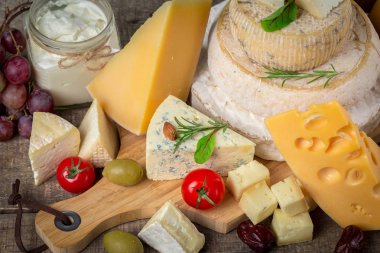 ahşap masa üzerinde peynir, yakın çekim