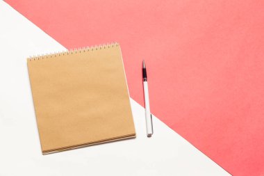 Renkli arka plan üzerinde açık boş defter