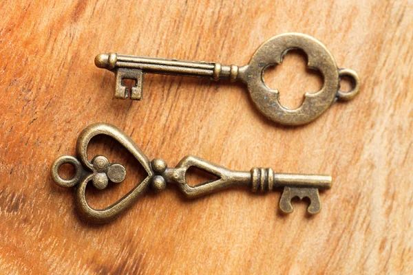 Old Keys Wooden Table Close View — Stock Photo, Image