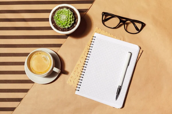 Notizblock Und Kaffeetasse Blanko Nahaufnahme — Stockfoto