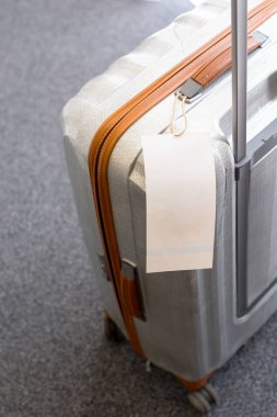 Boş Bagaj etiketi etiketinde bir bavul yakın çekim 