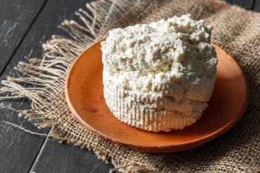 Ahşap masa üzerinde peynir, yakın çekim