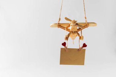 ahşap uçak ve mektup