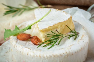 ahşap masa üzerinde peynir, yakın çekim