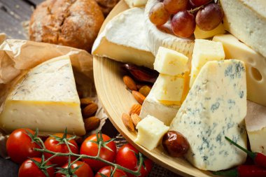 peynir ahşap masa üzerinde farklı türde yakın çekim