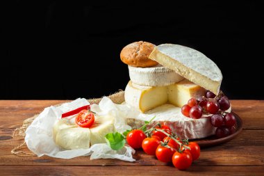 peynir ahşap masa üzerinde farklı türde yakın çekim