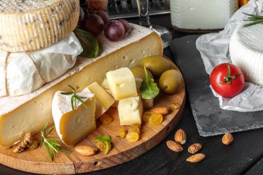 Peynir masanın üstünde.