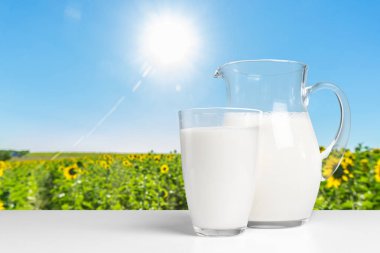 ahşap masa üzerinde süt