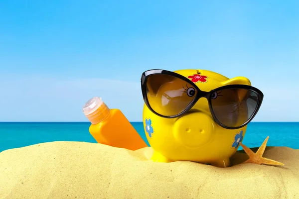 Piggy Bank Een Strand Vakantie Besparingen Concept — Stockfoto