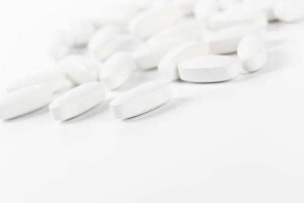 Tabletten Isoliert Auf Weiß Nahaufnahme — Stockfoto