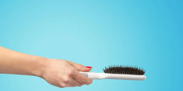 Vrouw Hand Met Een Kam Van Haar Geïsoleerd Een Gekleurde — Stockfoto