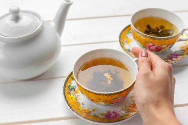 ahşap masa üzerinde çay yakın çekim