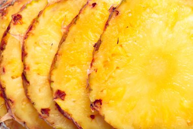 Beyaz üzerine izole edilmiş ananas