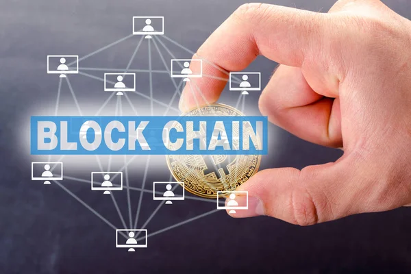 Blockchain Konzept Männliche Hand Hält Bitcoin — Stockfoto