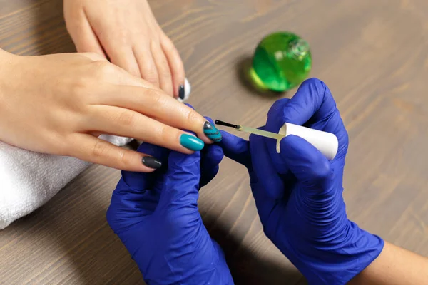 Mujer Manos Recibiendo Una Manicura Salón Belleza —  Fotos de Stock