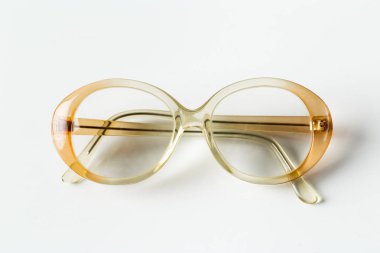 Gözlükler beyaza izole edilmiş.