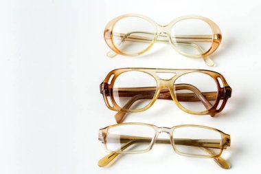 Gözlükler beyaza izole edilmiş.