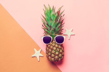 ananas gözlüklü renkli kağıt üzerinde
