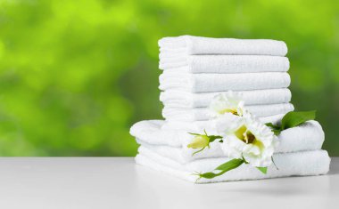 Katlanmış beyaz spa havlu yığını