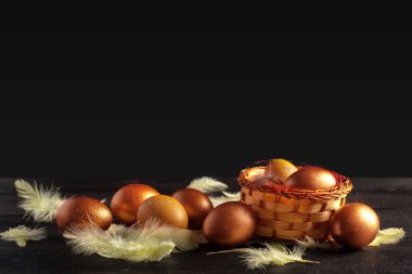 Mutlu Paskalyalar! Ahşap arka plan üzerinde Paskalya yumurtaları