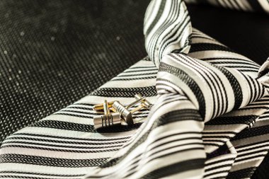 koyu arka plan üzerine kravat